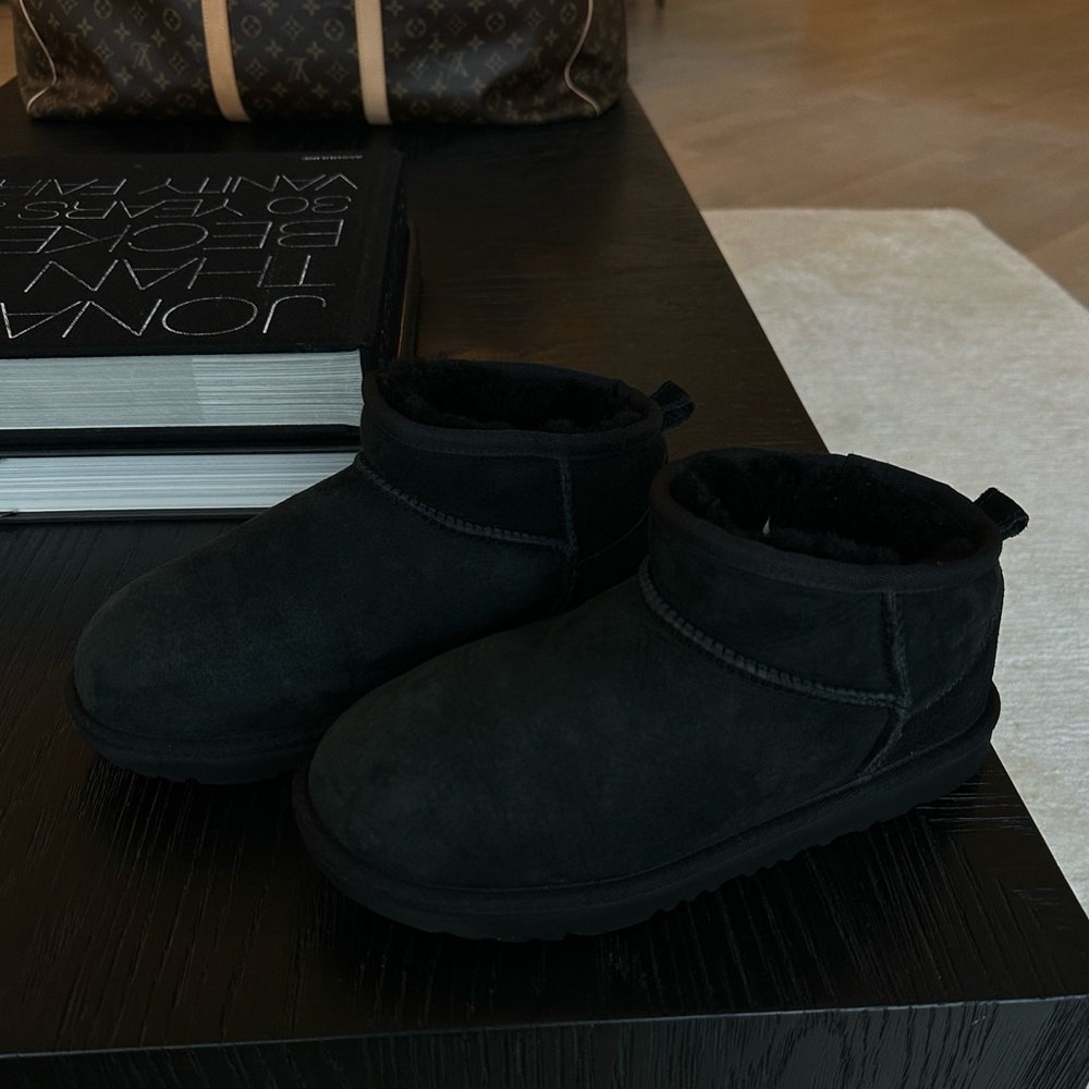UGG classic ultra mini boot black great condition!